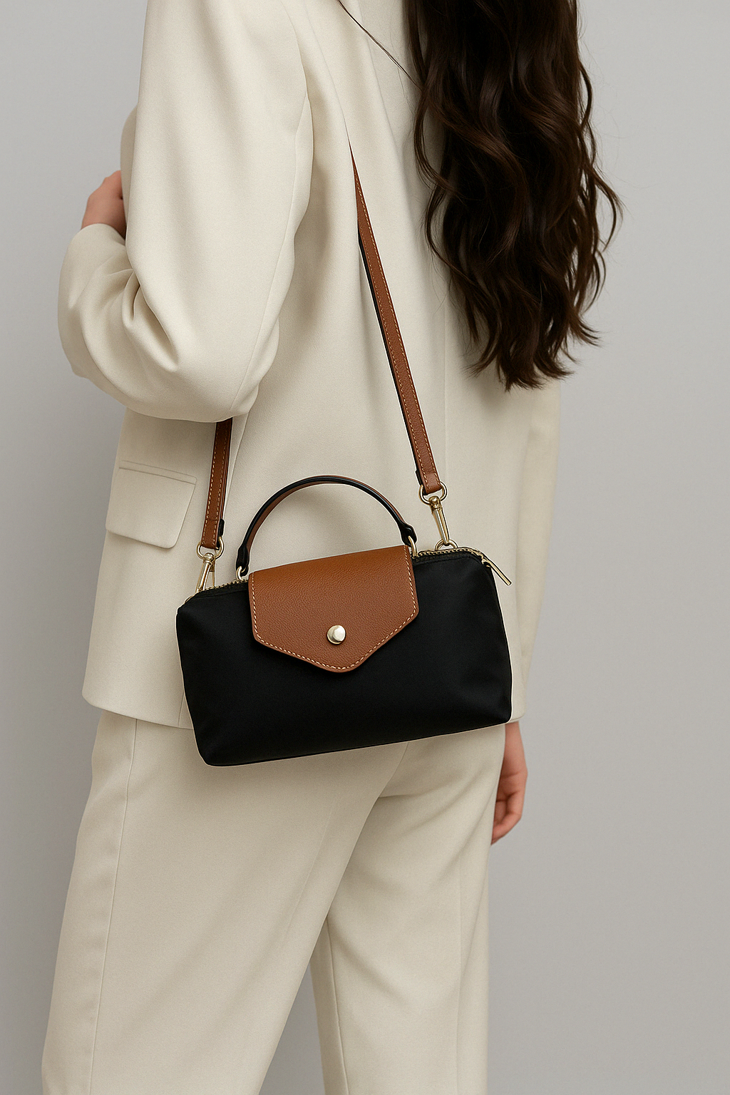 Mini Crossbody-Bag mit Kontrastklappe