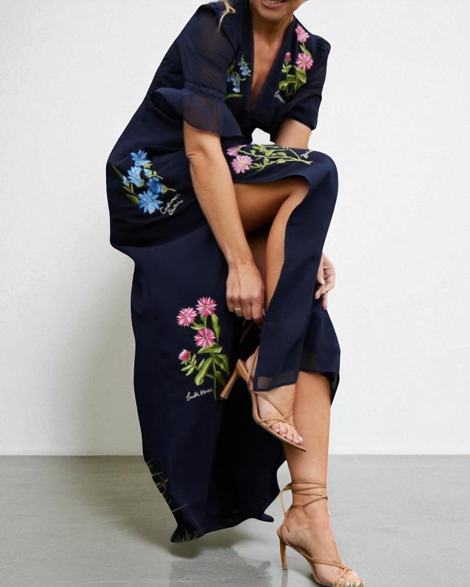 Irina-Maria Elegantes Marineblaues Kleid mit Floraler Stickerei