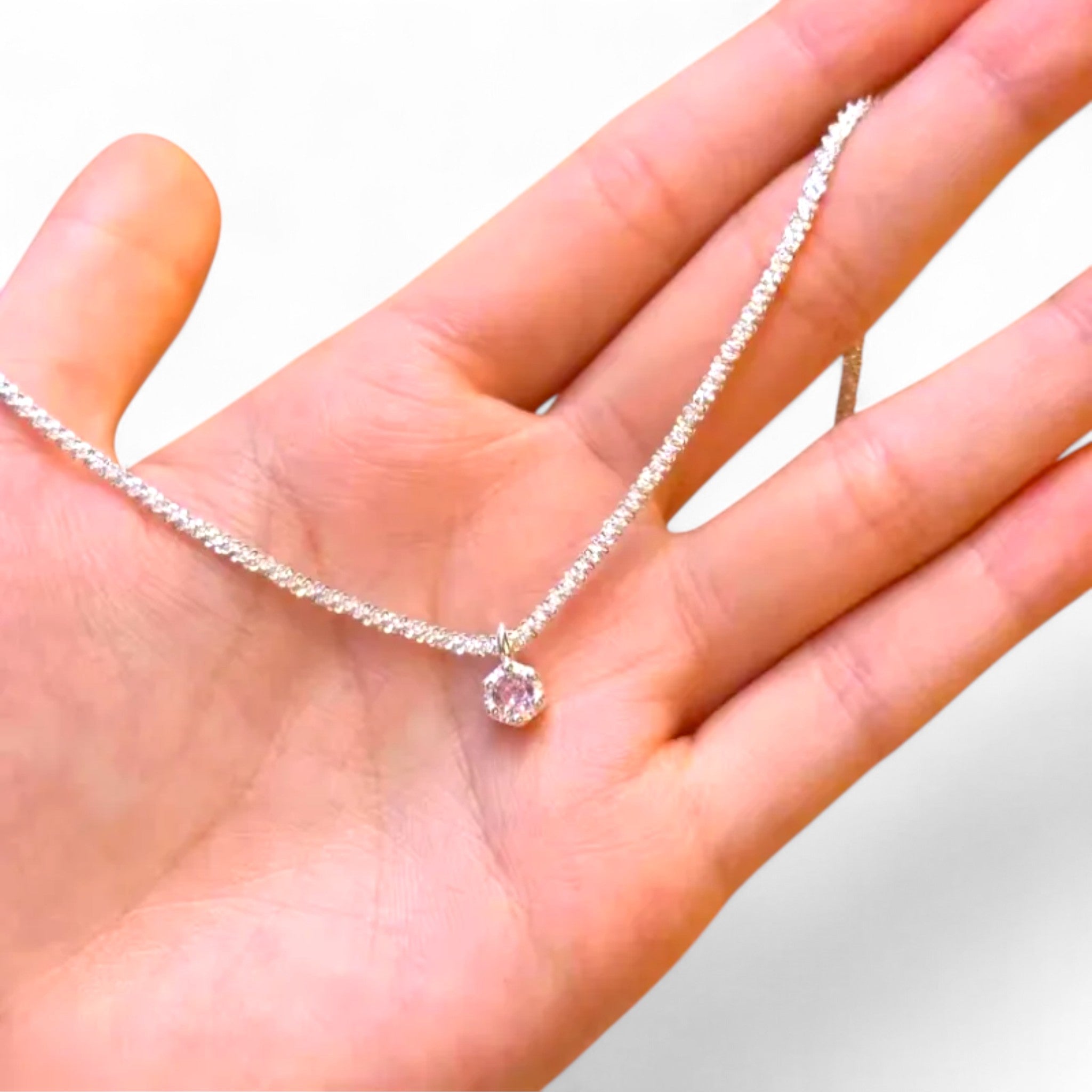 Elegante Silberkette mit funkelndem Zirkonia-Anhänger
