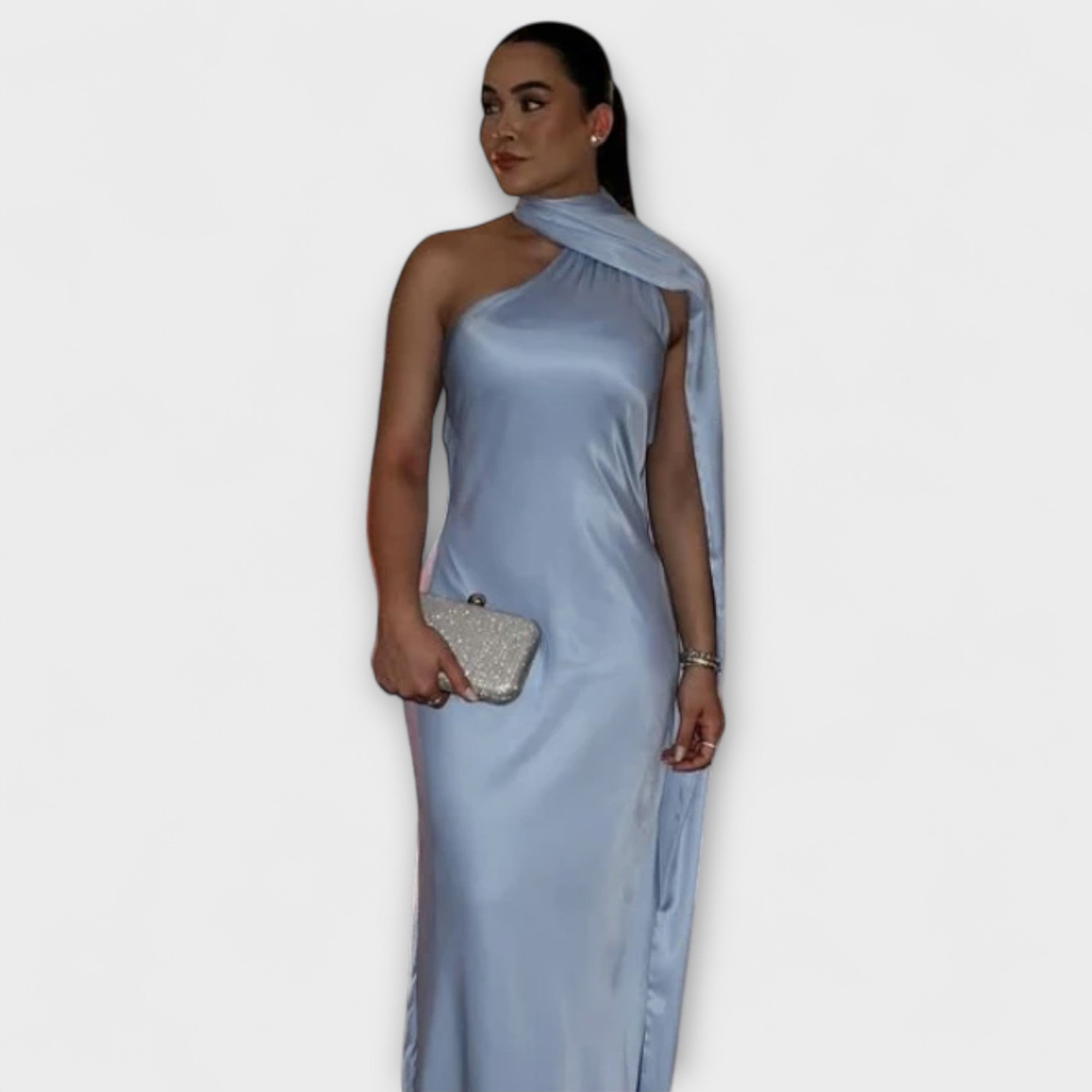 Elya elegantes Kleid mit Schulterträger und satinierter Verarbeitung