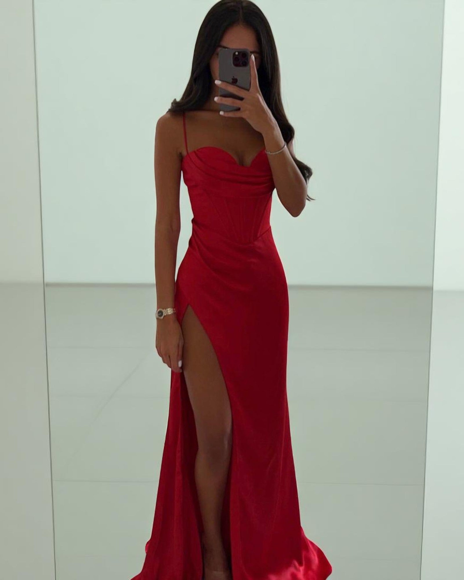 Rina Elegantes Abendkleid mit Schlitz