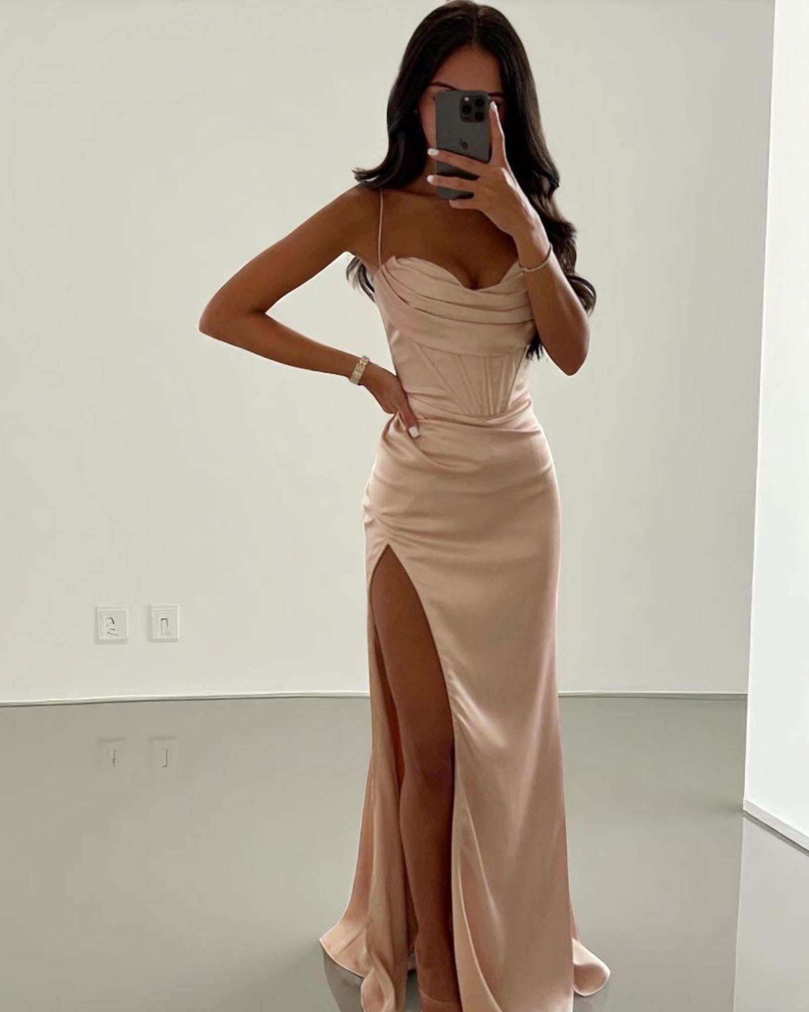 Rina Elegantes Abendkleid mit Schlitz