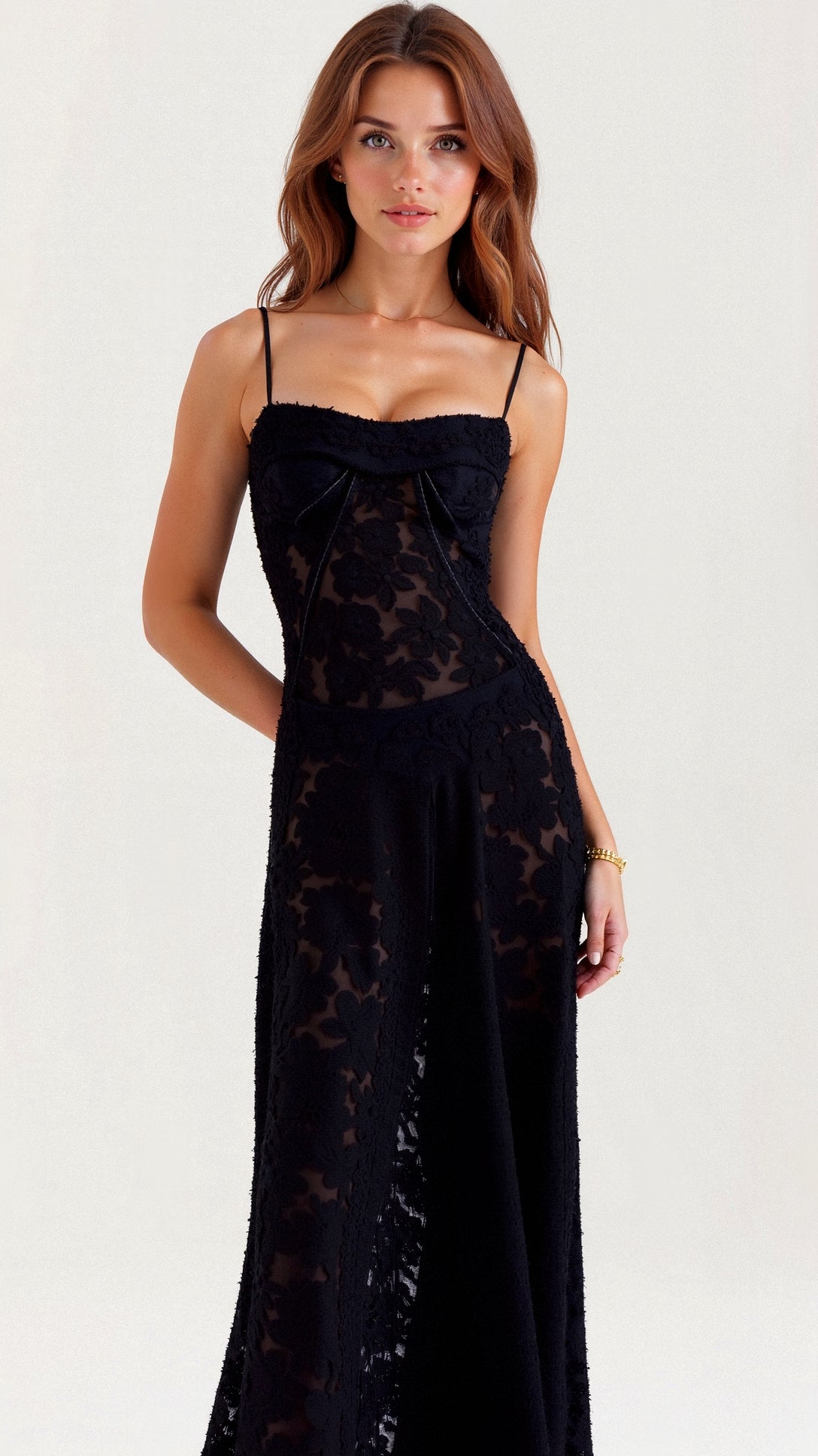 Garbiela Maxikleid mit feinen Trägern und floralen Details