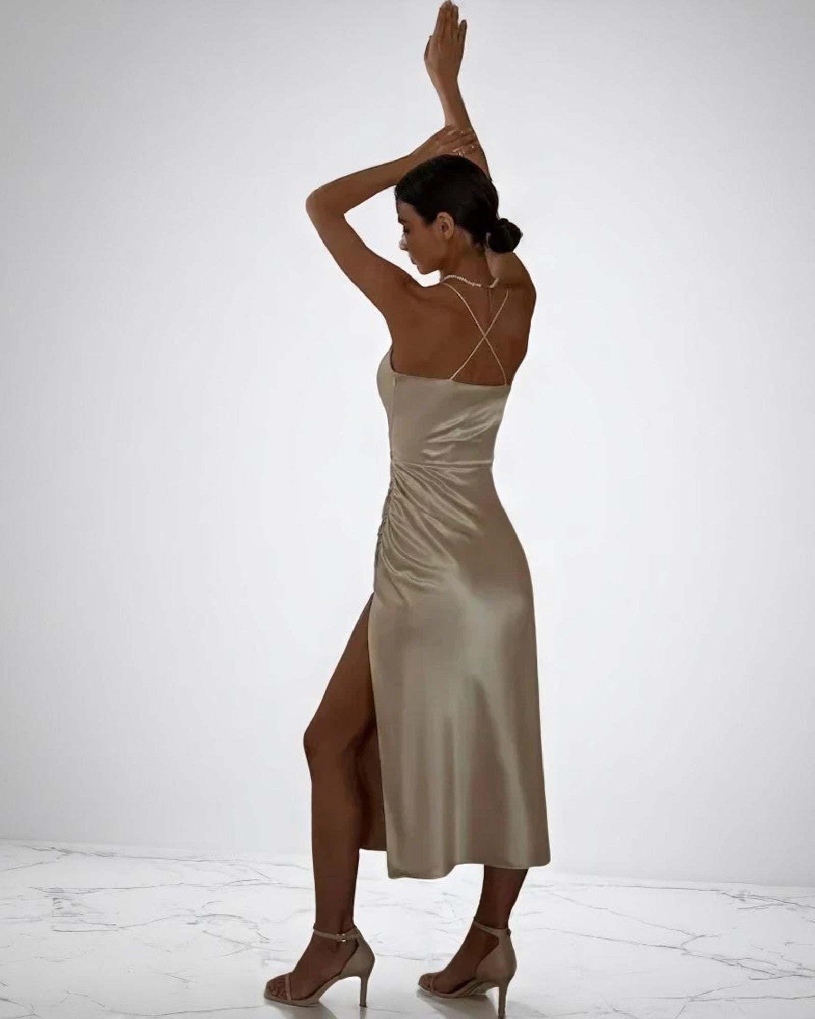 Amethysta Sommerkleid mit V-Ausschnitt und seitlichen Schlitzen