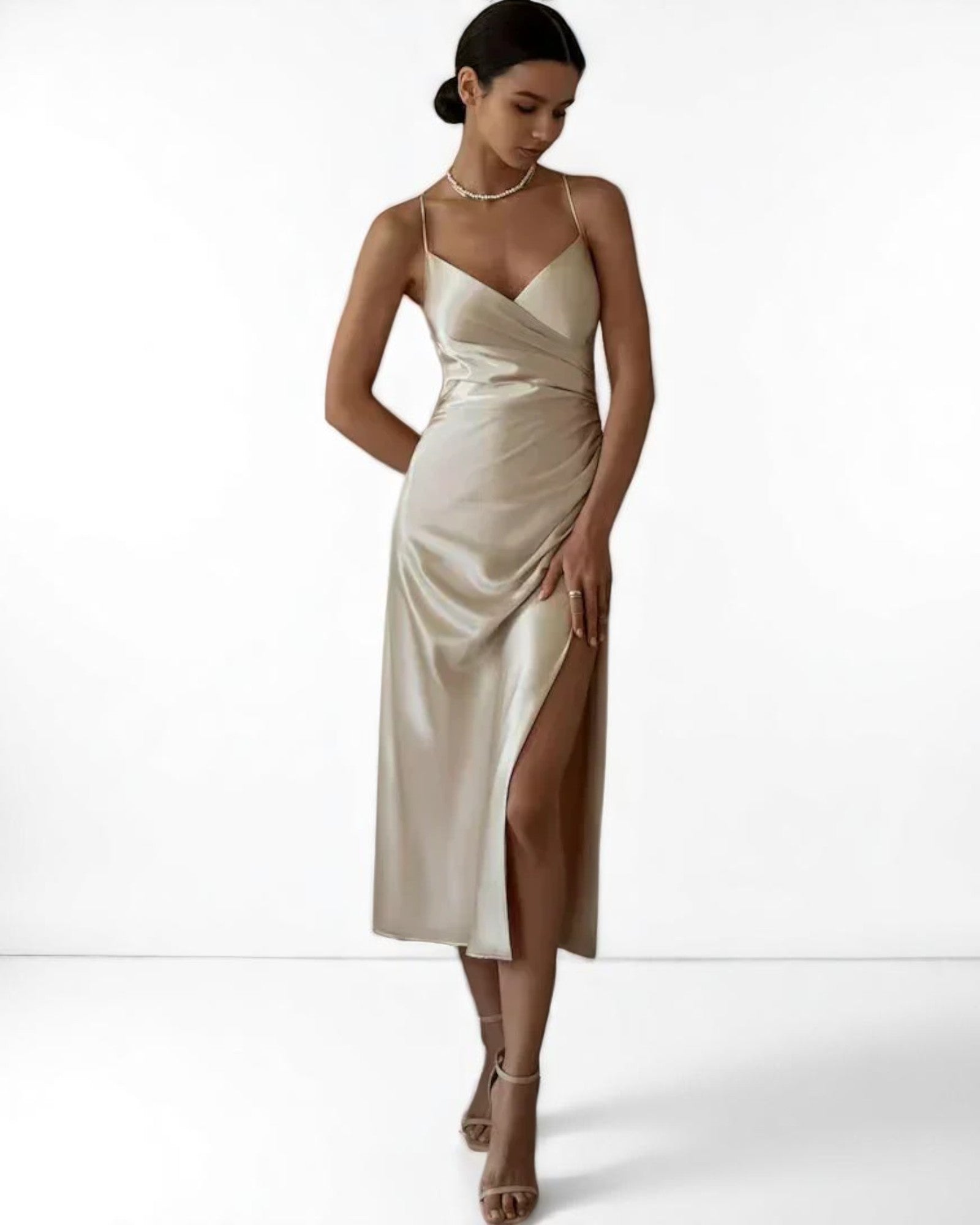 Amethysta Sommerkleid mit V-Ausschnitt und seitlichen Schlitzen
