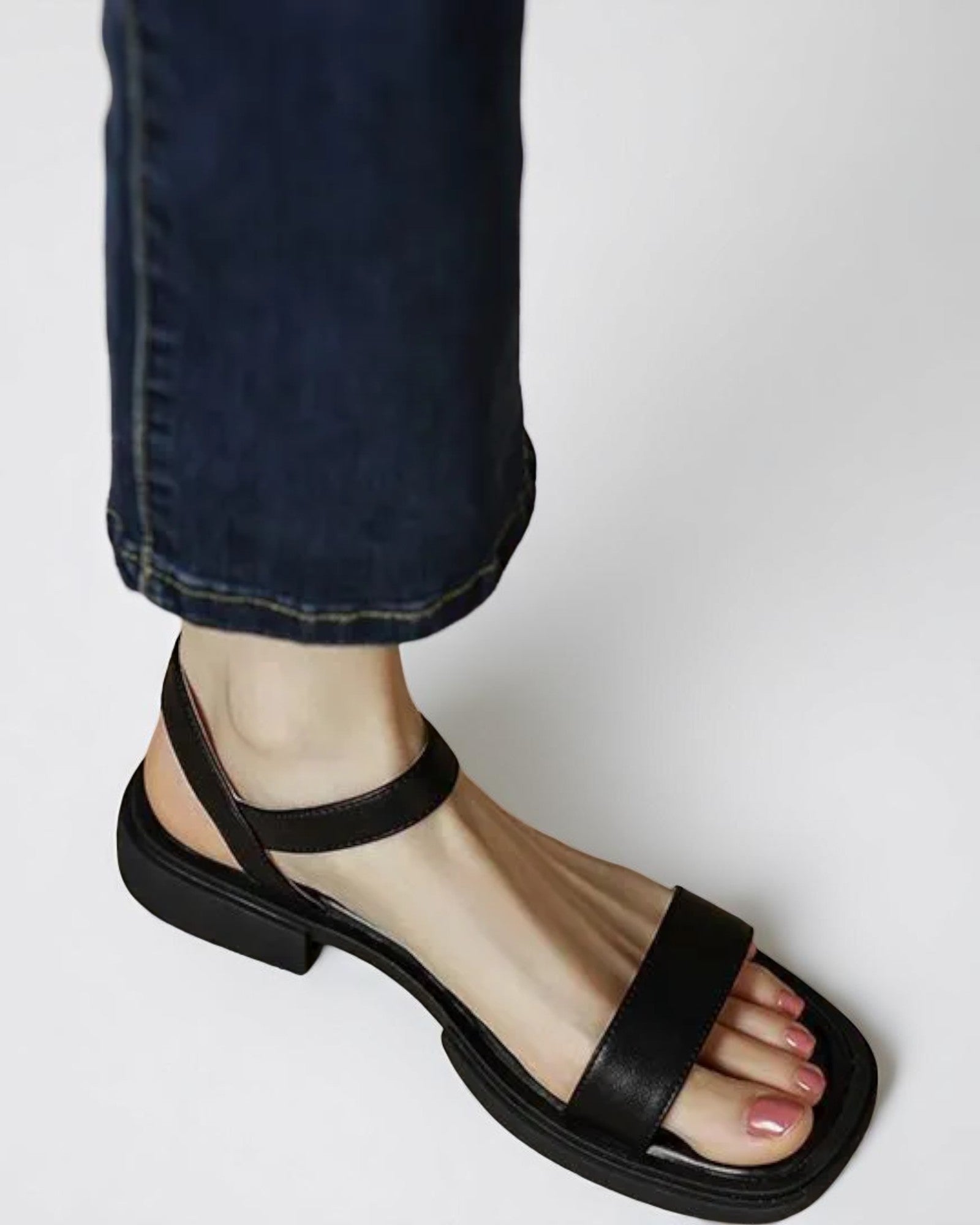 Arabela Minimalistische Leder-Sandale mit Blockabsatz