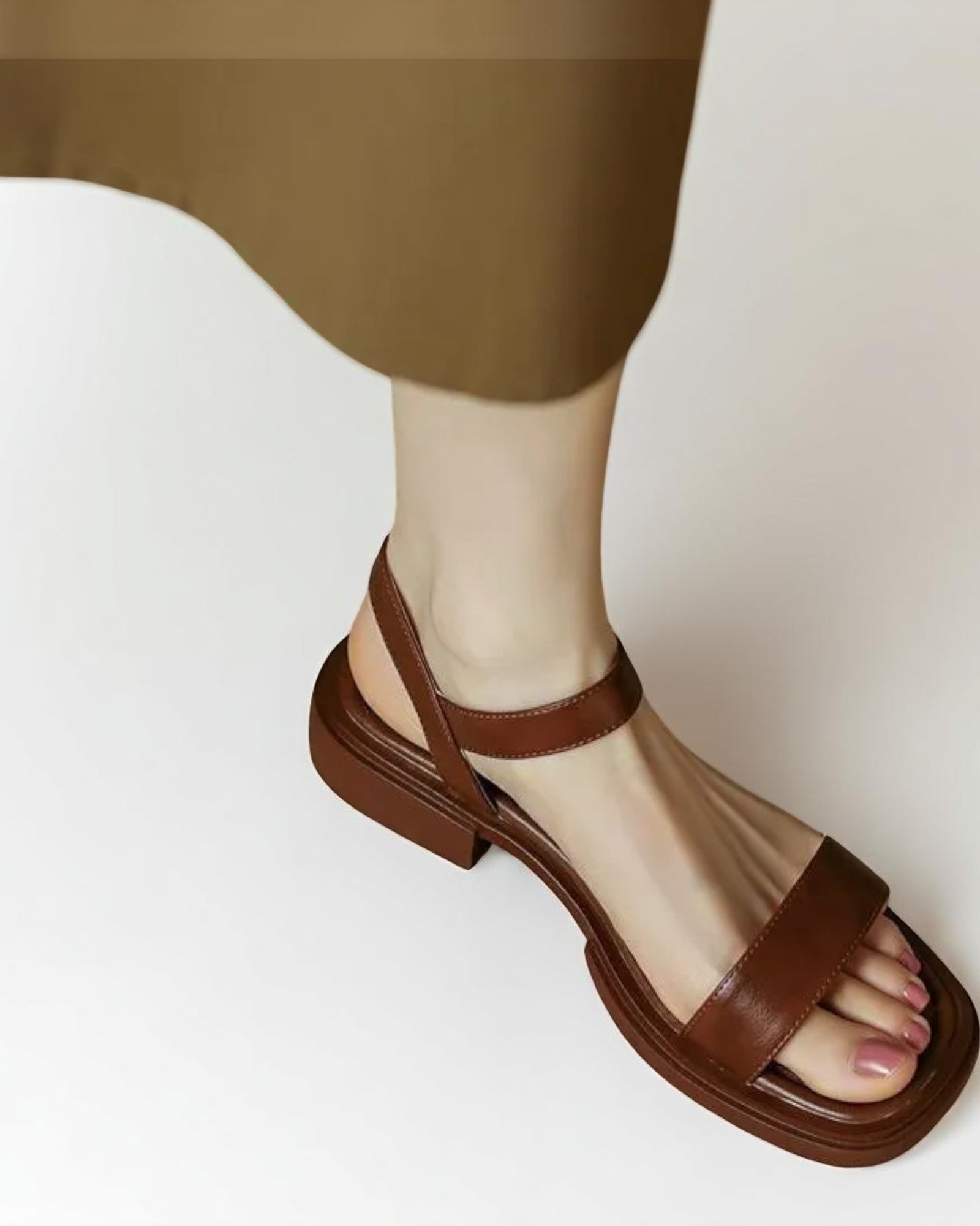 Arabela Minimalistische Leder-Sandale mit Blockabsatz