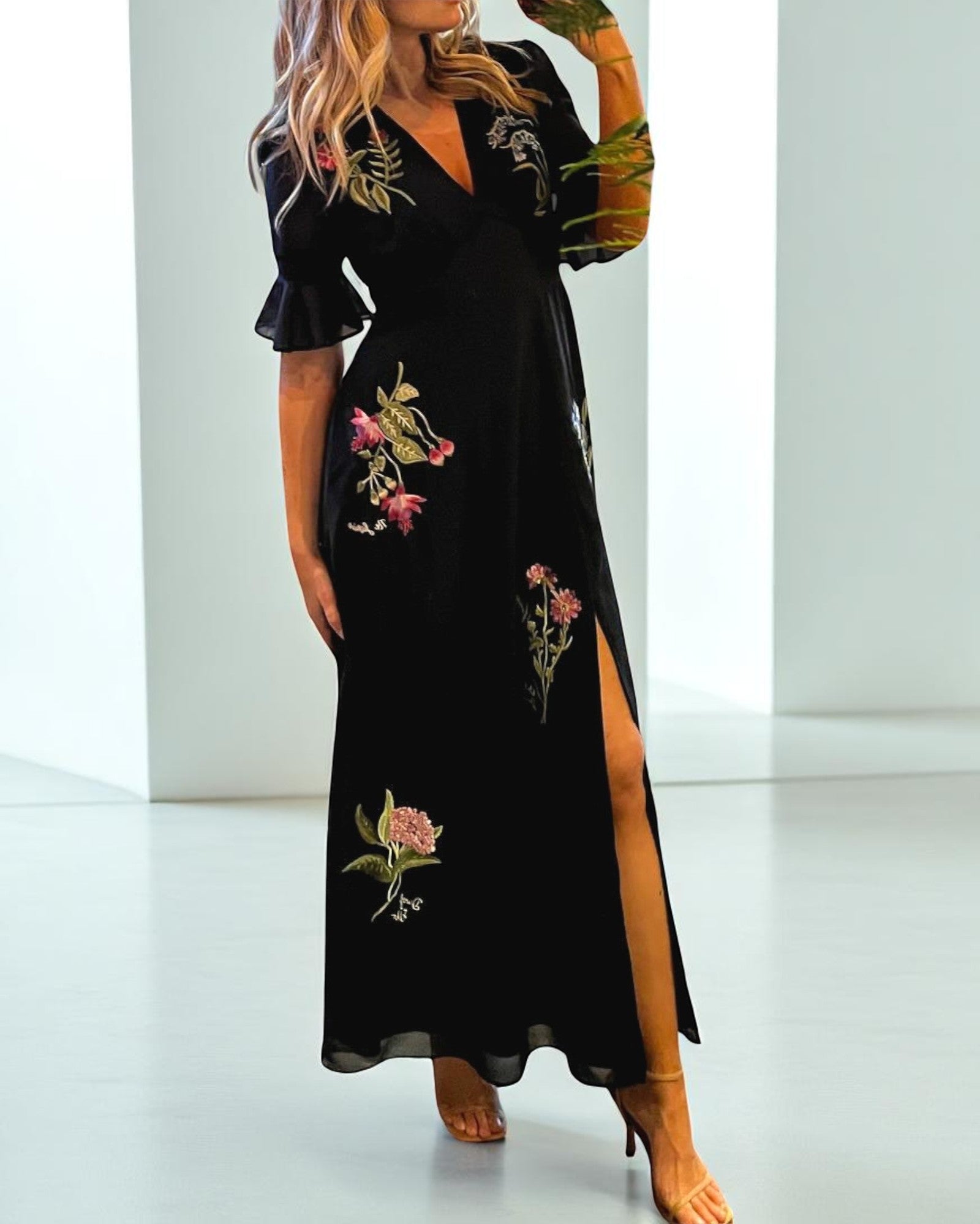 Irina-Maria Elegantes Marineblaues Kleid mit Floraler Stickerei