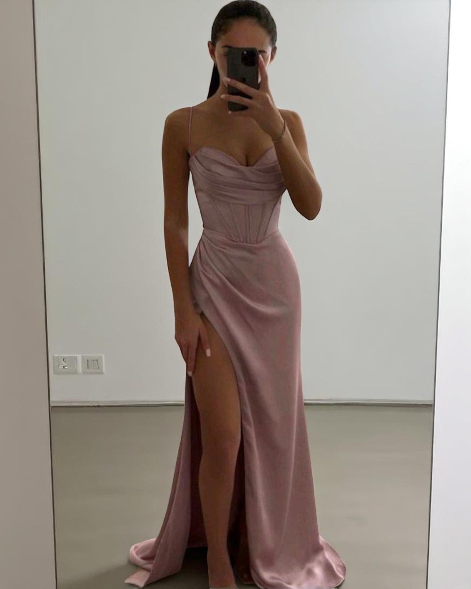 Rina Elegantes Abendkleid mit Schlitz