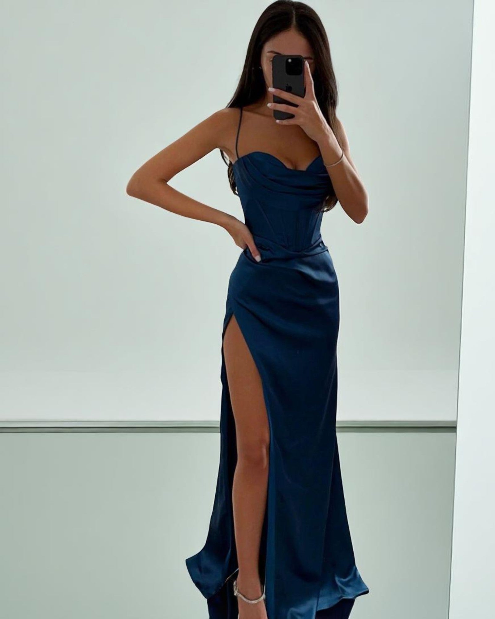 Rina Elegantes Abendkleid mit Schlitz