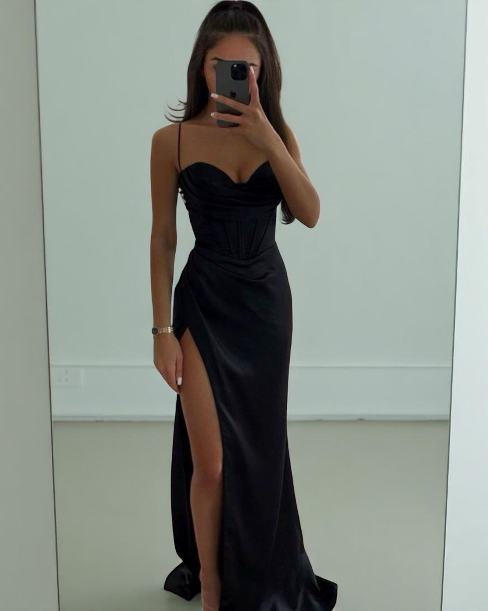 Rina Elegantes Abendkleid mit Schlitz