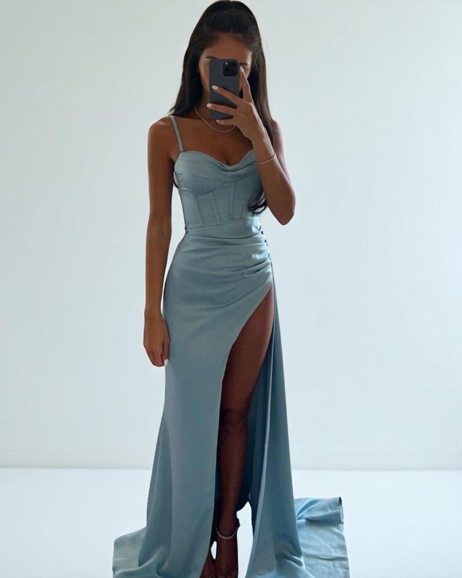 Rina Elegantes Abendkleid mit Schlitz