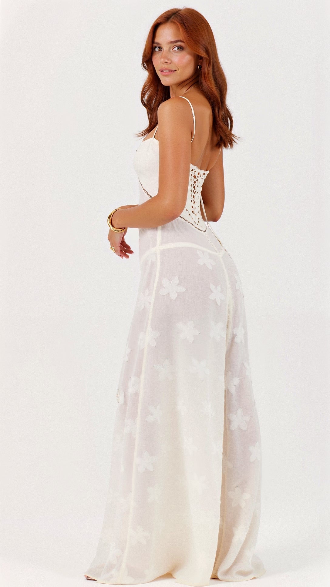Garbiela Maxikleid mit feinen Trägern und floralen Details