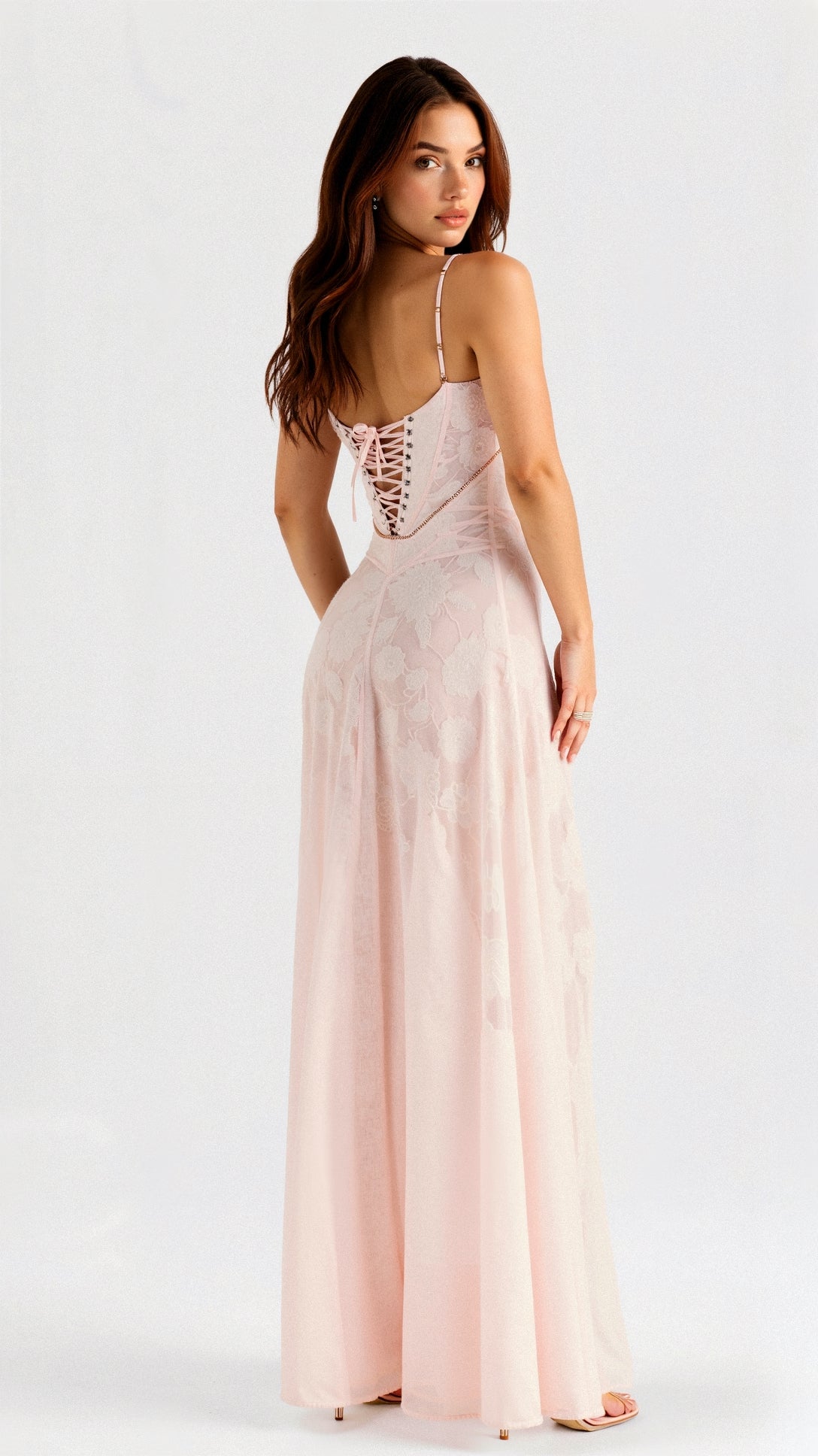Garbiela Maxikleid mit feinen Trägern und floralen Details