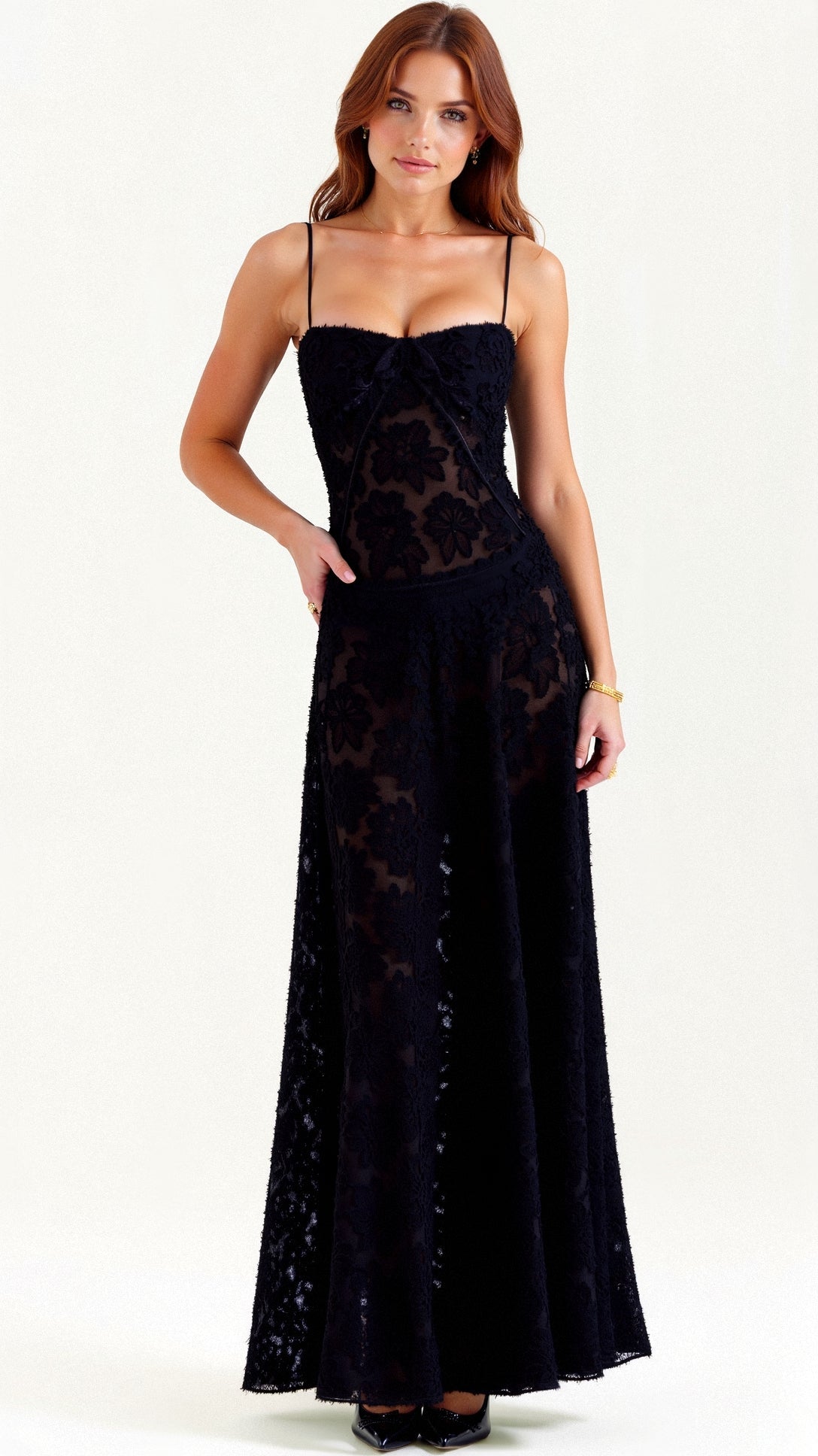 Garbiela Maxikleid mit feinen Trägern und floralen Details